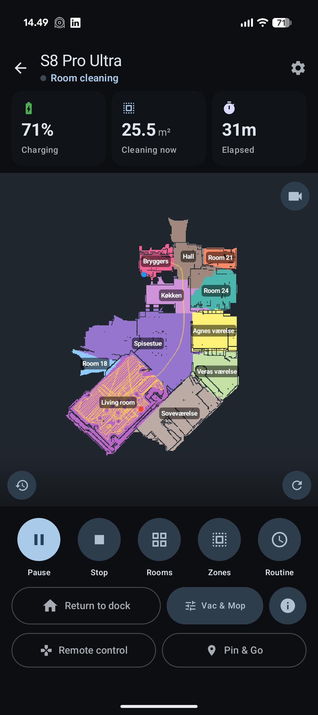 Live map showing the robot cleaning, with battery, area and elapsed time